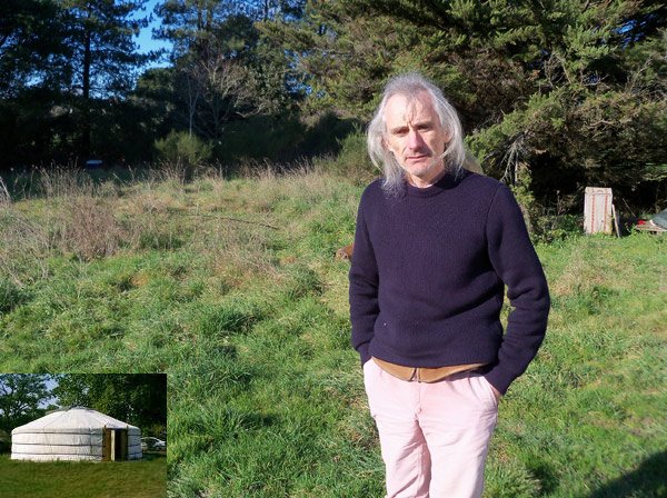Gilles Bernier sur le terrain ou �tait implant�e sa yourte.